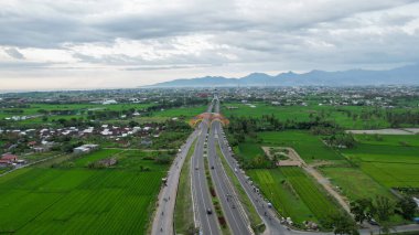 Şehir rengarenk Tembolak Gökkuşağı ve Mataram Şehri metro anıtının hava manzarası. Mataram Endonezya şehrinin en yeni ikonu. Lombok, Endonezya, 22 Mart 2022