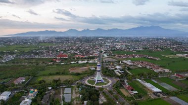 Mataram Şehri metro anıtının olağanüstü ve güzel binasının havadan görünüşü. Lombok, Endonezya, 22 Mart 2022
