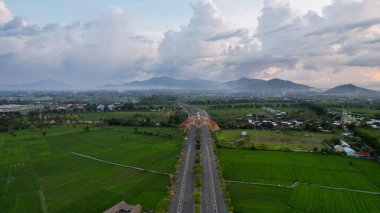 Mataram 'da şehir rengarenk Tembolak Gökkuşağı Anıtı' nın hava manzarası. Mataram Endonezya şehrinin en yeni ikonu. Lombok, Endonezya, 22 Mart 2022