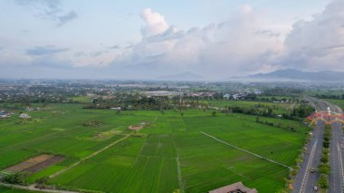 Mataram 'da şehir rengarenk Tembolak Gökkuşağı Anıtı' nın hava manzarası. Mataram Endonezya şehrinin en yeni ikonu. Lombok, Endonezya, 22 Mart 2022