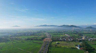 Mataram 'da şehir rengarenk Tembolak Gökkuşağı Anıtı' nın hava manzarası. Mataram Endonezya şehrinin en yeni ikonu. Lombok, Endonezya, 22 Mart 2022