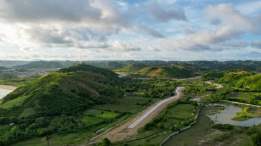 Lombok 'taki güzel manzaranın havadan görünüşü. Lombok, Endonezya, 22 Mart 2022