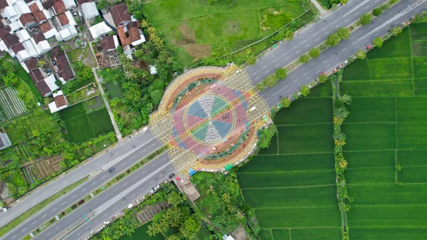 Flygfoto Över Staden Färgglada Monument Tembolak Rainbow Mataram Den Nyaste — Stockfoto