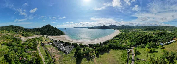 Selong Belanak 'ın hava manzarası, kumlu plajlı tropikal ada ve dalgalı turkuaz okyanus. Lombok. Endonezya, Mach 22, 2022