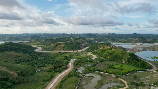 Lombok 'taki güzel manzaranın havadan görünüşü. Lombok, Endonezya, 22 Mart 2022