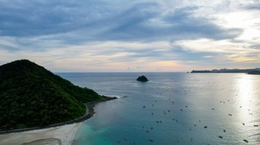 Selong Belanak 'ın hava manzarası, kumlu plajlı tropikal ada ve dalgalı turkuaz okyanus. Lombok. Endonezya, Mach 22, 2022