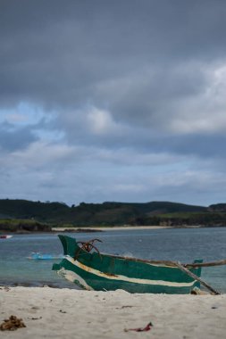 Güneş doğarken Tanjung Aan kıyısında bulunan ahşap tekne. Central Lombok 'ta çekilmiş. Lombok, Endonezya, 22 Mart 2022