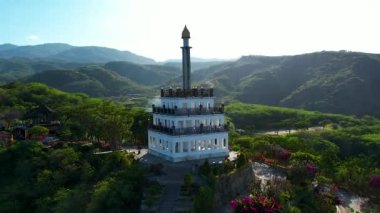 Palu Körfezi yakınlarındaki Tondo Köyü 'nün tepelik bölgesinin havadan görüntüsü. Merkezi Sulawesi 'de. Palu, Endonezya, 28 Mart 2022