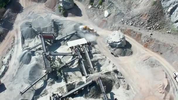 頁岩採石場における岩石の採取と輸送の空中写真 2022年3月28日インドネシア中部スラウェシ島 — ストック動画