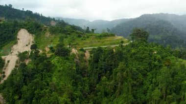 Palu Körfezi yakınlarındaki Tondo Köyü 'nün tepelik bölgesinin havadan görüntüsü. Merkezi Sulawesi 'de. Palu, Endonezya, 29 Mart 2022