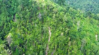 Palu Körfezi yakınlarındaki Tondo Köyü 'nün tepelik bölgesinin havadan görüntüsü. Merkezi Sulawesi 'de. Palu, Endonezya, 29 Mart 2022