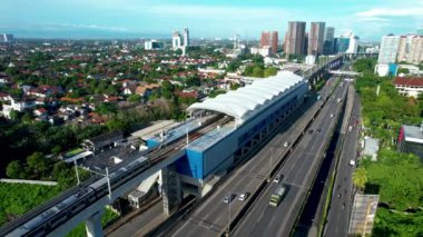 Pancoran 'dan gelen Jakarta LRT tren deneme uçuşunun havadan görüntüsü. Jakarta, Endonezya, 4 Nisan 2022