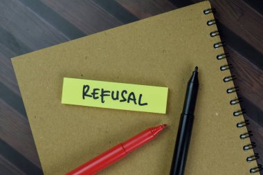 Tahta Masa 'da izole edilmiş yapışkan notların üzerine yazma reddi.