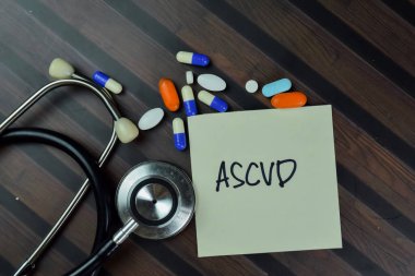 ASCVD, Tahta Tablo 'da izole edilmiş yapışkan notlar üzerine yaz.