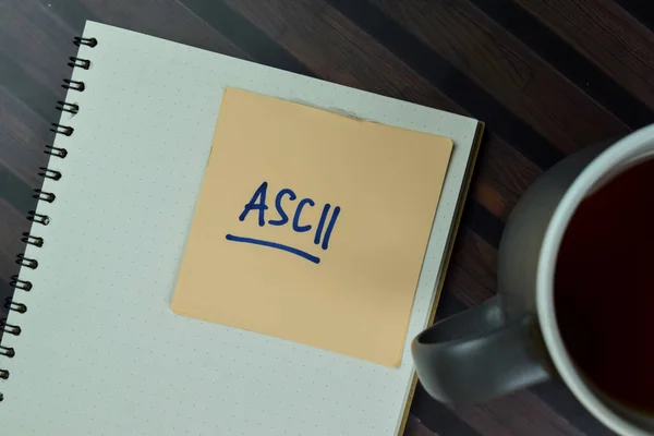 Ascii写在木制桌子上的粘贴便条上 — 图库照片