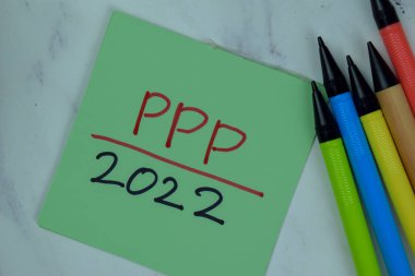 PPP 2022 Tahta Masa 'da izole edilmiş yapışkan notlara yaz.