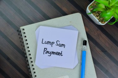 Lump Sum Ödemesi, Tahta Masa 'da izole edilmiş yapışkan notlar üzerine yaz.
