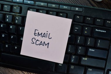E- posta Scam, Tahta Tablo 'da izole edilmiş yapışkan notlar üzerine yazın.