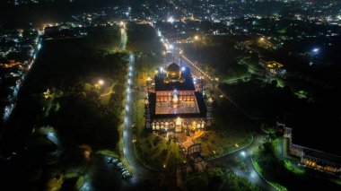 Gece Depok 'taki En Büyük Cami Kubah Emas, Ramazan Bayramı Rehberi, Seyahat ve Turizm. Depok, Endonezya 21 Nisan 2022