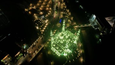 Endonezya 'da ziyaret etmek için Depok Place' deki Nihgt view 'deki At-Thohir Camii manzarası. Depok, Endonezya, 21 Nisan 2022