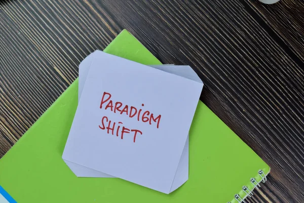 Paradigma Shift Schrijven Kleverige Noten Geïsoleerd Houten Tafel — Stockfoto