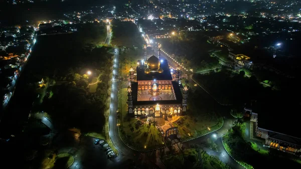 Gece Depok 'taki En Büyük Cami Kubah Emas, Ramazan Bayramı Rehberi, Seyahat ve Turizm. Depok, Endonezya 21 Nisan 2022