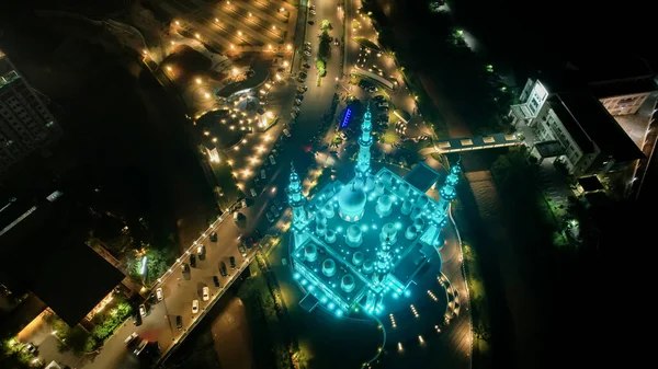 Endonezya 'da ziyaret etmek için Depok Place' deki Nihgt view 'deki At-Thohir Camii manzarası. Depok, Endonezya, 21 Nisan 2022