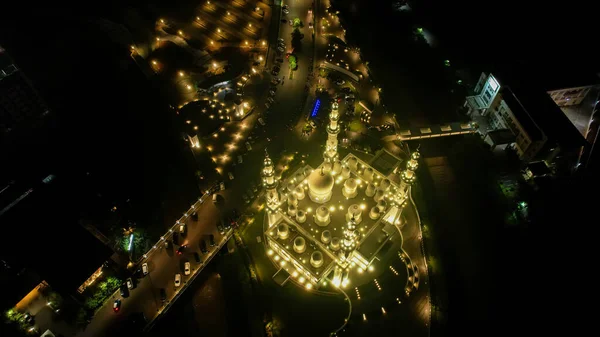 Endonezya 'da ziyaret etmek için Depok Place' deki Nihgt view 'deki At-Thohir Camii manzarası. Depok, Endonezya, 21 Nisan 2022