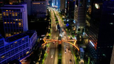 JPO Pinisi - Jakarta 'da Pinisi gemisi şeklinde insanlar köprüden geçiyor. Jakarta, Endonezya, 6 Mayıs 2022