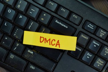 Tahta Masa 'da izole edilmiş yapışkan notlar üzerine DMCA yaz.