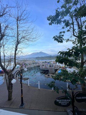 Situ Bagendit, Garut 'ta dağ manzaralı ünlü bir turistik yerdir. Garut, Endonezya, 19 Mayıs 2022