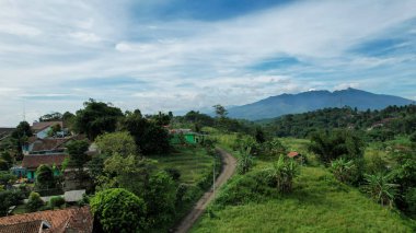 Cisumdawu İkiz Tüneli Bandung Şehri 'nin, Paralı Geçit' in ve Cisumdawu Geçiş Yolu Bölüm 1 'in başlangıcı olan kavşağın hava görüntüsü. Bandung, Endonezya, 19 Mayıs 2022