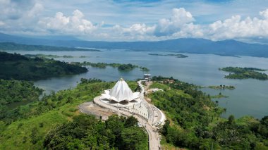 Bandung City 'deki El-Kamil Camii' nin havadan görünüşü, halen yapım aşamasında olan bir cami. Bandung, Endonezya, 19 Mayıs 2022