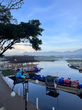 Situ Bagendit, Garut 'ta dağ manzaralı ünlü bir turistik yerdir. Garut, Endonezya, 19 Mayıs 2022