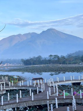 Situ Bagendit, Garut 'ta dağ manzaralı ünlü bir turistik yerdir. Garut, Endonezya, 19 Mayıs 2022
