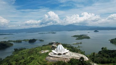 Bandung City 'deki El-Kamil Camii' nin havadan görünüşü, halen yapım aşamasında olan bir cami. Bandung, Endonezya, 19 Mayıs 2022
