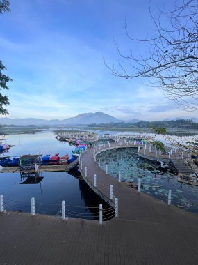 Situ Bagendit, Garut 'ta dağ manzaralı ünlü bir turistik yerdir. Garut, Endonezya, 19 Mayıs 2022