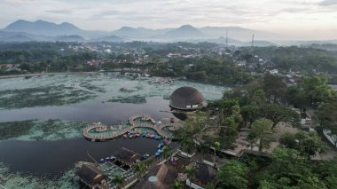 Situ Bagendit 'in havadan görünüşü Garut' ta dağ manzaralı ünlü bir turistik yerdir. Garut, Endonezya, 19 Mayıs 2022