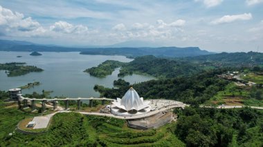 Bandung City 'deki El-Kamil Camii' nin havadan görünüşü, halen yapım aşamasında olan bir cami. Bandung, Endonezya, 19 Mayıs 2022