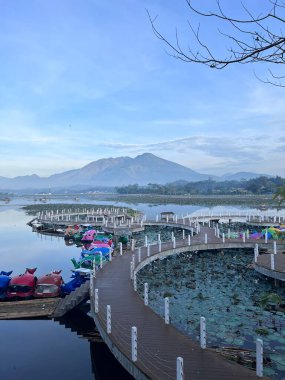 Situ Bagendit, Garut 'ta dağ manzaralı ünlü bir turistik yerdir. Garut, Endonezya, 19 Mayıs 2022