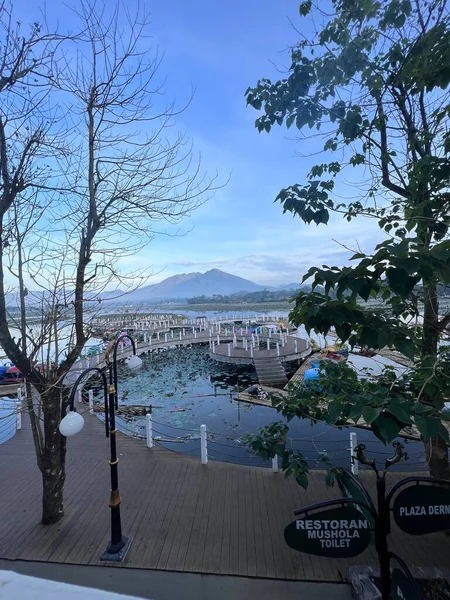 Situ Bagendit, Garut 'ta dağ manzaralı ünlü bir turistik yerdir. Garut, Endonezya, 19 Mayıs 2022