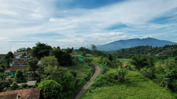 Cisumdawu İkiz Tüneli Bandung Şehri 'nin, Paralı Geçit' in ve Cisumdawu Geçiş Yolu Bölüm 1 'in başlangıcı olan kavşağın hava görüntüsü. Bandung, Endonezya, 19 Mayıs 2022