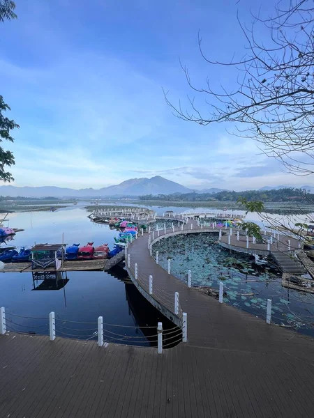 Situ Bagendit, Garut 'ta dağ manzaralı ünlü bir turistik yerdir. Garut, Endonezya, 19 Mayıs 2022