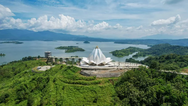 Bandung City 'deki El-Kamil Camii' nin havadan görünüşü, halen yapım aşamasında olan bir cami. Bandung, Endonezya, 19 Mayıs 2022