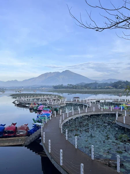 Situ Bagendit, Garut 'ta dağ manzaralı ünlü bir turistik yerdir. Garut, Endonezya, 19 Mayıs 2022
