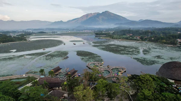 Situ Bagenditの空中ビューは 山の景色を望むGarutの有名な観光スポットです 2022年5月19日インドネシアのガルート — ストック写真