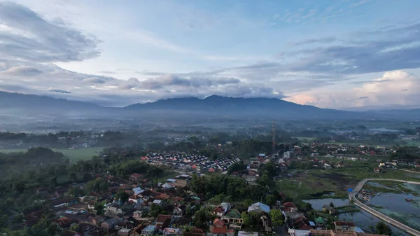 Situ Bagendit 'in havadan görünüşü Garut' ta dağ manzaralı ünlü bir turistik yerdir. Garut, Endonezya, 19 Mayıs 2022