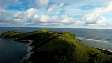 Güneş battığında Merese Hill Lombok Adası 'nın güzelliğinin hava manzarası, Batı Nusa Tenggara. Lombok, Endonezya, 25 Mayıs 2022