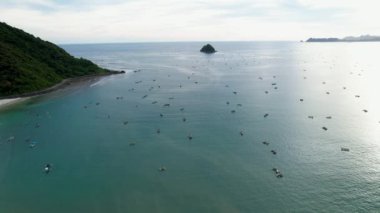 Selong Belanak 'ın hava manzarası, kumlu plajlı tropikal ada ve dalgalı turkuaz okyanus. Lombok. Endonezya, 30 Mayıs 2022