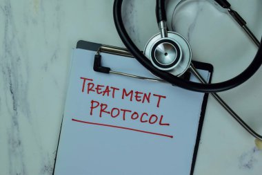 Tedavi Protokolü, steteskobu Tahta Masa 'da izole edilmiş bir kağıt üzerine yazıyor..